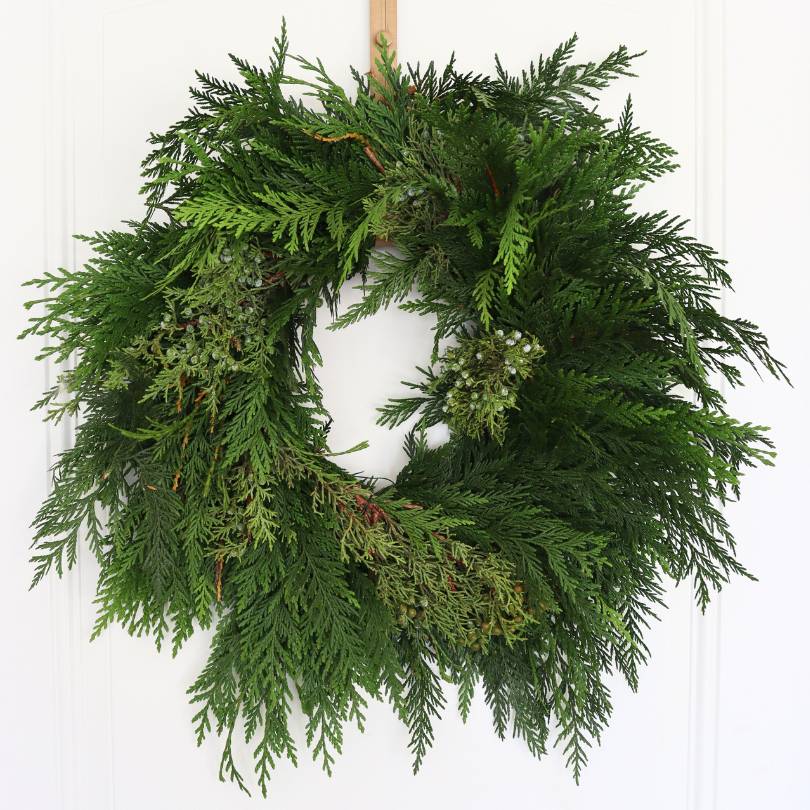 Couronne de cèdre fraîche et naturelle avec des éléments naturels sur fond blanc