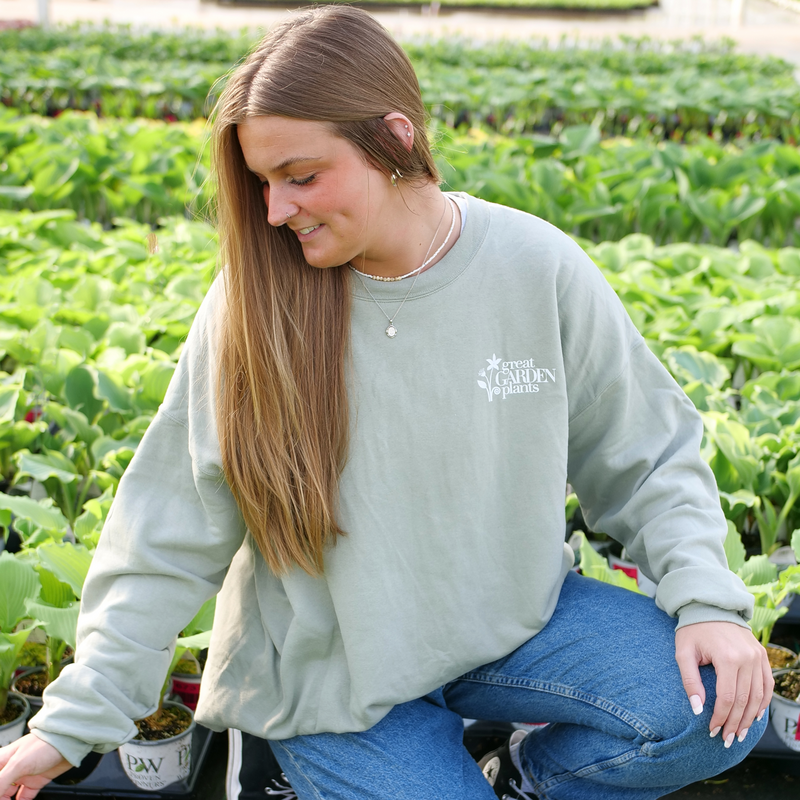 Femme blonde portant un sweat-shirt Great Garden Plants